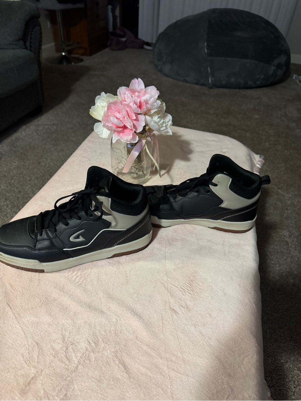 Men's Black and Cream Low-Top Casual Sneakers
